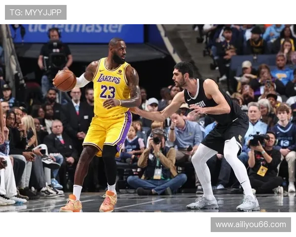 詹姆斯领衔湖人三巨头击败勇士 反击势头强劲冲击季后赛